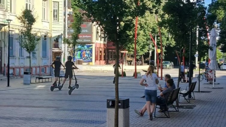 Тротинеткаджии превърнаха в писта центъра на Добрич (СНИМКИ)