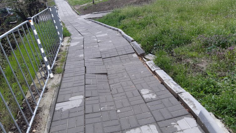 Част от пешеходна зона пропада за трети път във Варна