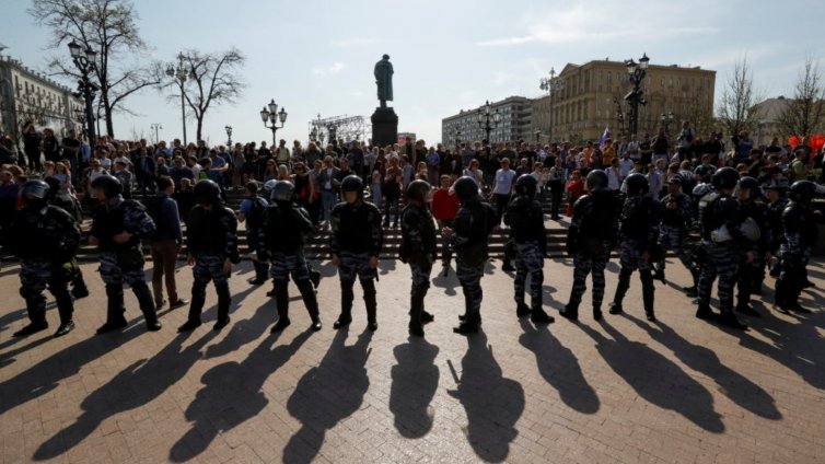 Протести и полицейско насилие хвърлят сянка върху днешните избори в Русия