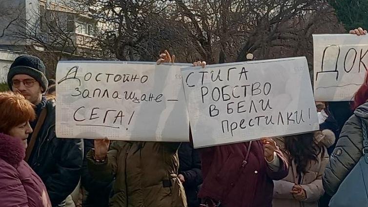 Вижте протестът на медиците във Варна ВИДЕО