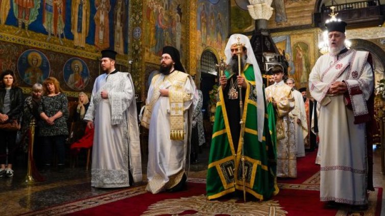 Патриарх Даниил отслужи Василиева света литургия за Велика събота