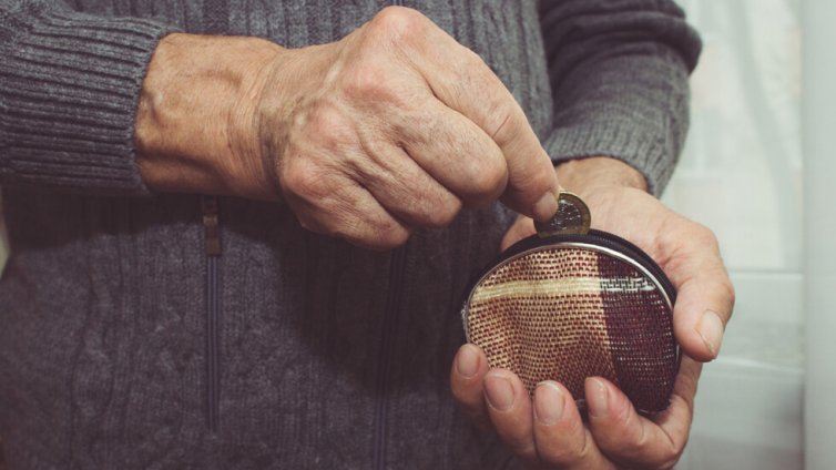 Изплащат пенсиите по график