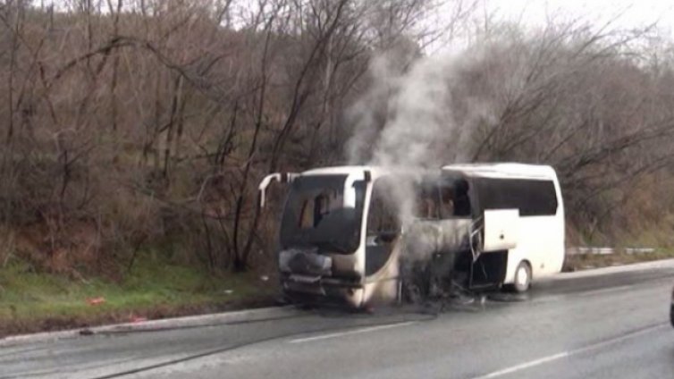 Автобус, пътуващ по линията Бургас-Камено, се запали в движение