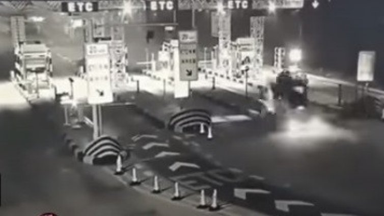 Шофьор нацели тол пункт, излетя във въздуха, но взе, че и оцеля ВИДЕО