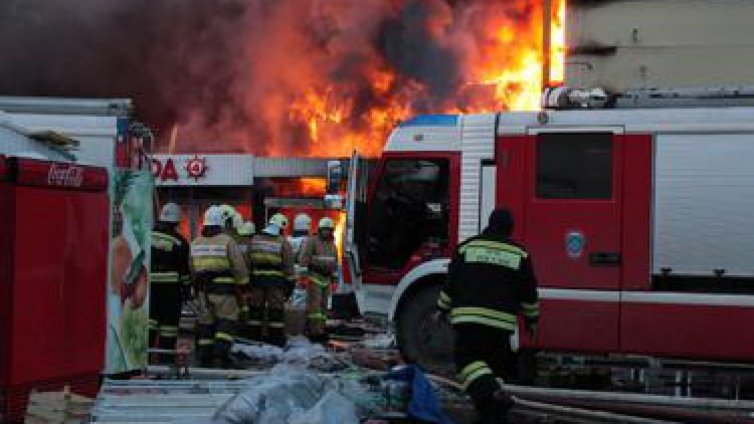 Пожар в търговски център вдигна на крак варненските огнеборци