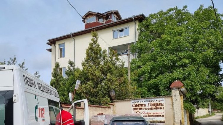 Видео показва палежа в дома за възрастни във Варна. Извършителят е с церебрална парализа