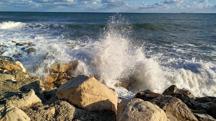 Слънчево, но ветровито време днес