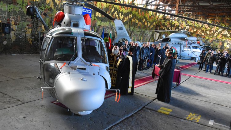 Авиобаза „Чайка“ получи новия вертолет „Dauphin” (СНИМКИ)
