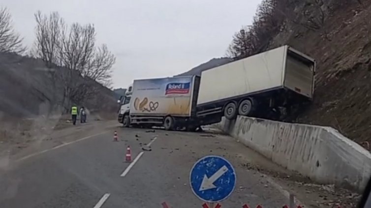 Тир се качи на подпорна стена