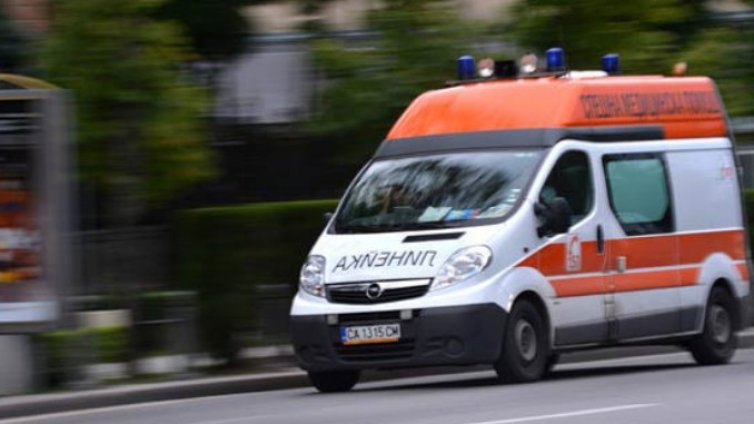 Дете падна от прозорец на третия етаж в центъра на Варна
