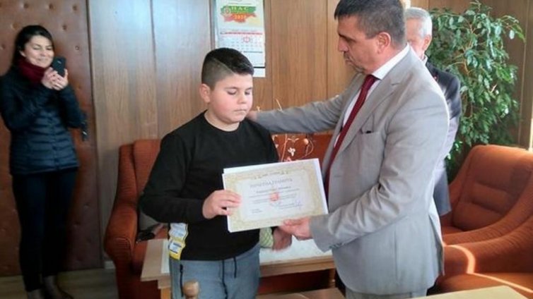 Ученик намери портмоне с много пари и документи и ги предаде на собственика