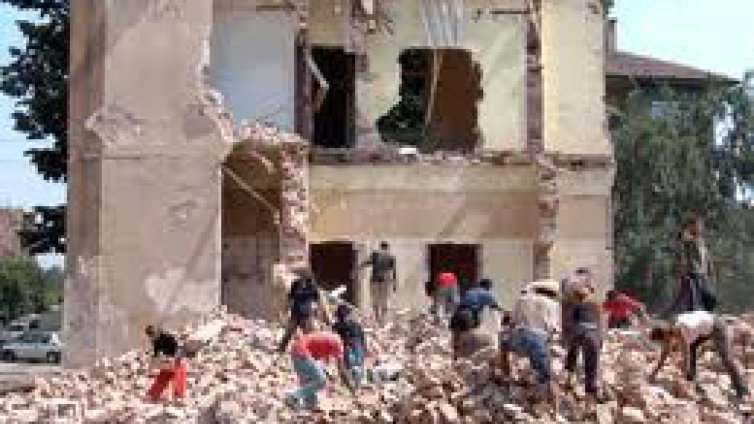 300 роми тарашат фабрика в Чирпан, полицията вдига рамене