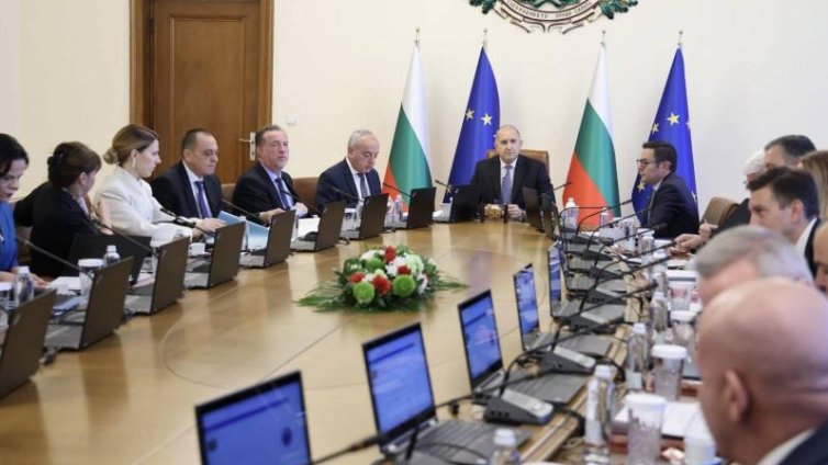 Радев: Пеевски и Борисов губят контрол върху финансовите потоци