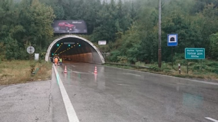Движението в тунела "Топли дол" ще е в една лента днес