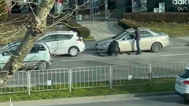 Варненски джентълмен: Спря, коленичи и... смени гумата на непозната жена