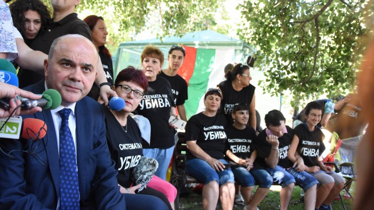 Държавата разкрива 100 нови социални услуги