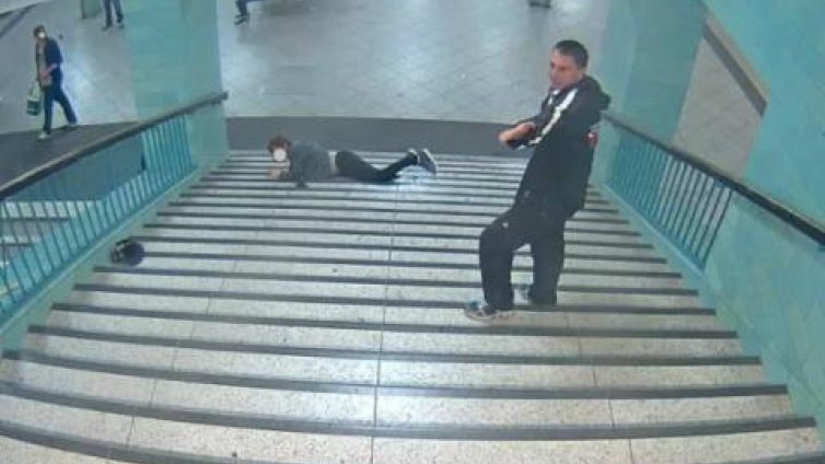  Арестуваха мъжа, ударил непознат в берлинското метро. Руснак е