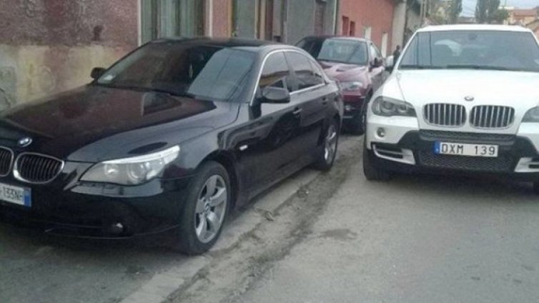 Върволица лимузини – изложение или ромска сватба?