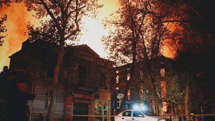 Пожарникари се съмняват за умишлен палеж в Тютюневите складове