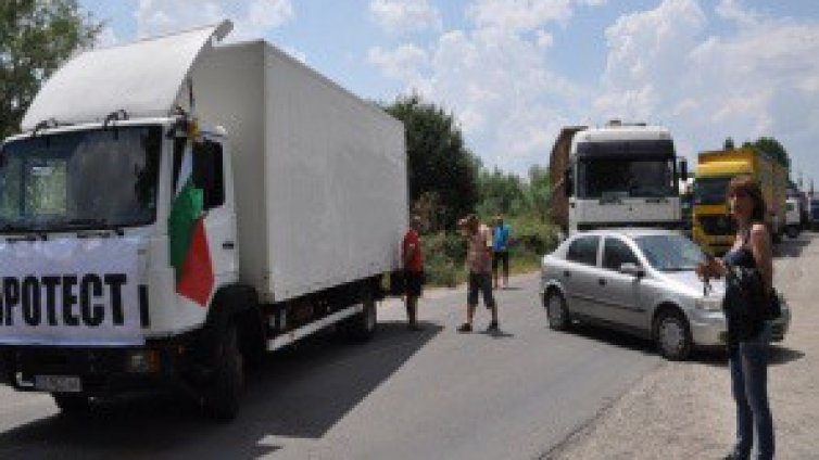 Вдигат блокадата на границата, в МОСВ утре ще търсят компромис