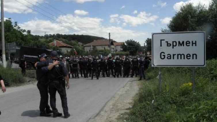 Събарянето на къщи в Гърмен спря