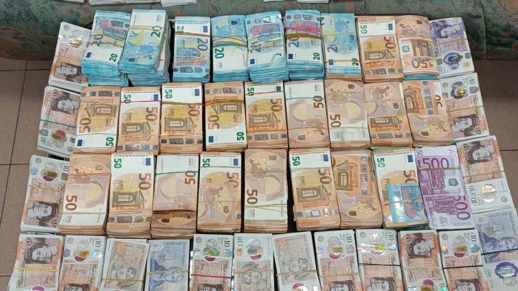 Митничари засякоха недекларирана валута за близо 200 000 лв.