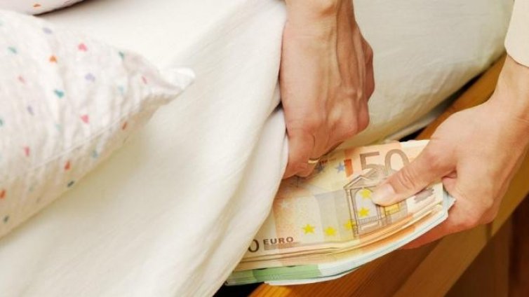 Варненка задигна 5000 евро, скрити под дюшекa на братовчедка й
