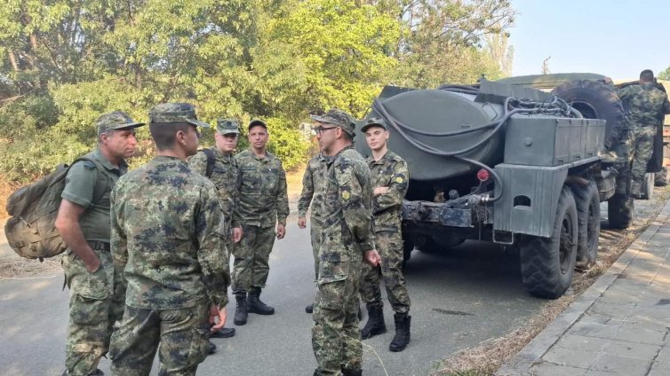 Военни продължават да помагат за в борбата с пожарите в Пирин и Сунгурларе