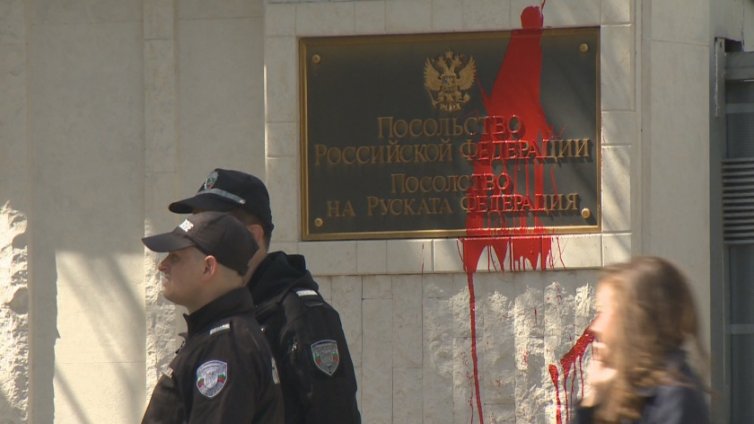 Хаджигенов и Бабикян заляха с червена боя табелата на посолството на Русия