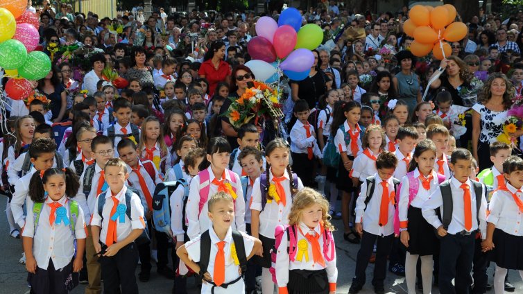 Първокласници отправят приветствие за четвъртвековния юбилей на  ОУ П.Р.Славейков