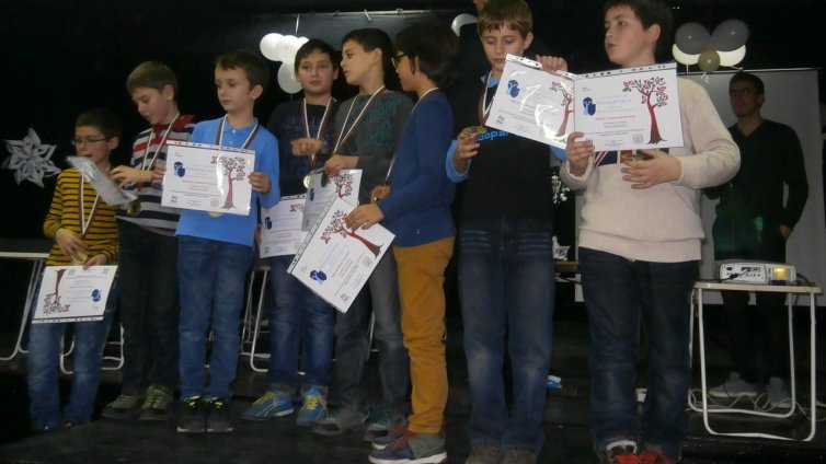 Ученици мериха сили в общинско състезание по роботика