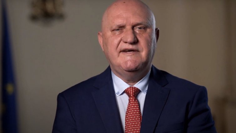 МОН отчете: Увеличение на учителските заплати и нови директори в 276 училища