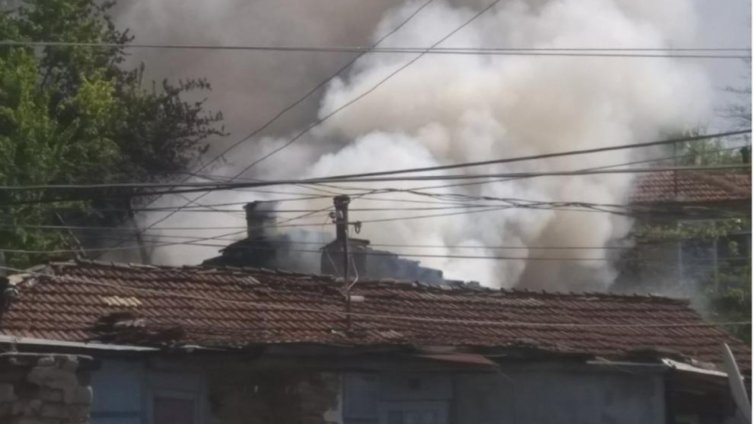 Къща и барака горяха във Варна, жена е обгазена