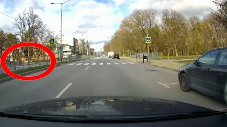 3-годишно с тротинетка на кръстовище във Варна