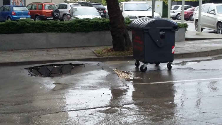 Внимание! Огромна дупка дебне шофьорите на ул. “Никола Вапцаров” (Видео)