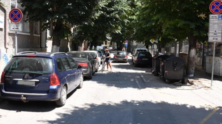 В работно време в &bdquo;синята зона&ldquo; във Варна винаги има места за паркиране