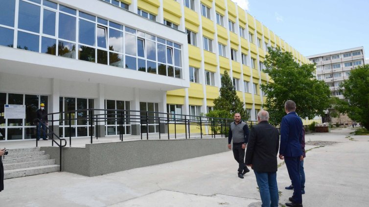 Напредва ремонтът на сградата на Техникума по химия