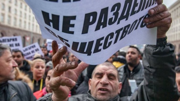 Десетки роми искат главата на Каракачанов