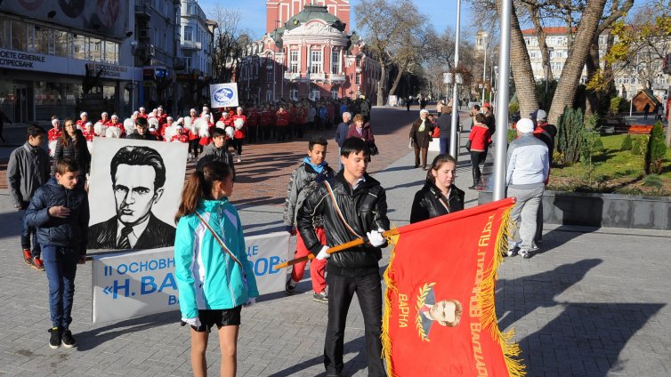 Учениците от ОУ "Н.Й.Вапцаров" почетоха патрона си с паметно шествие в центъра на Варна (ВИДЕО)
