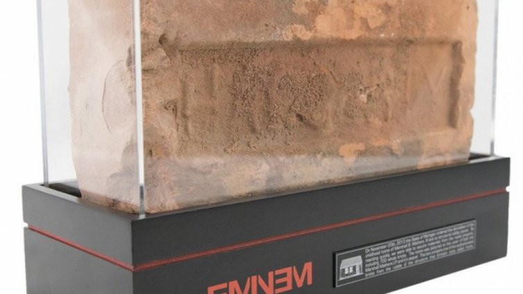 Рапърът Еминем продава... тухли с история