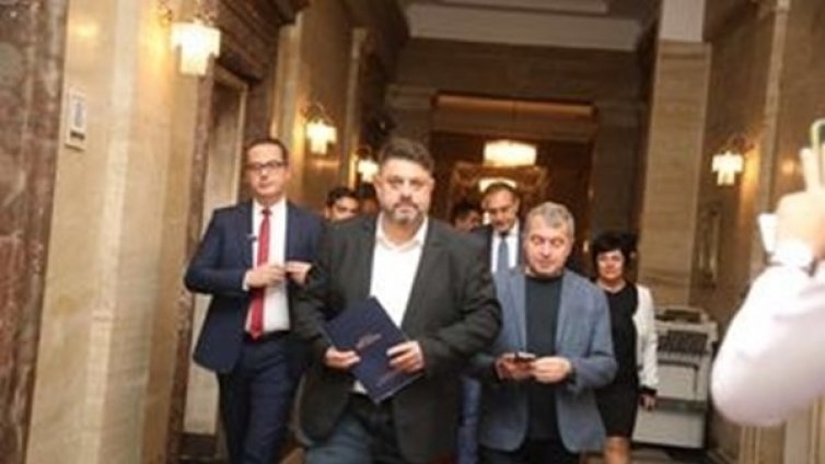 Опозицията внесе нов вот на недоверие към кабинета "Денков-Габриел"
