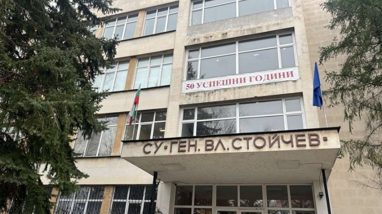 Дядо нахлу с брадва в училище
