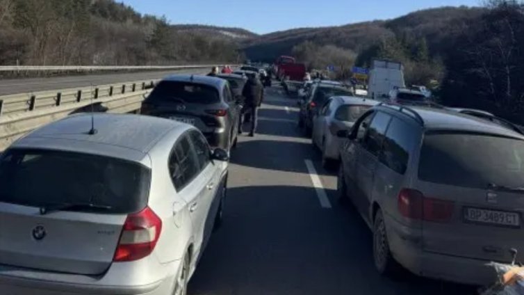 Аварирал камион образува огромно задръстване на АМ "Хемус"
