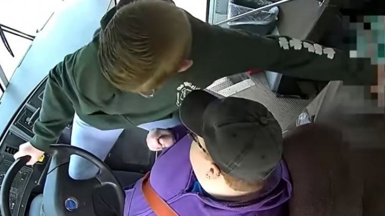 Седмокласник спаси пълен с ученици автобус (ВИДЕО)