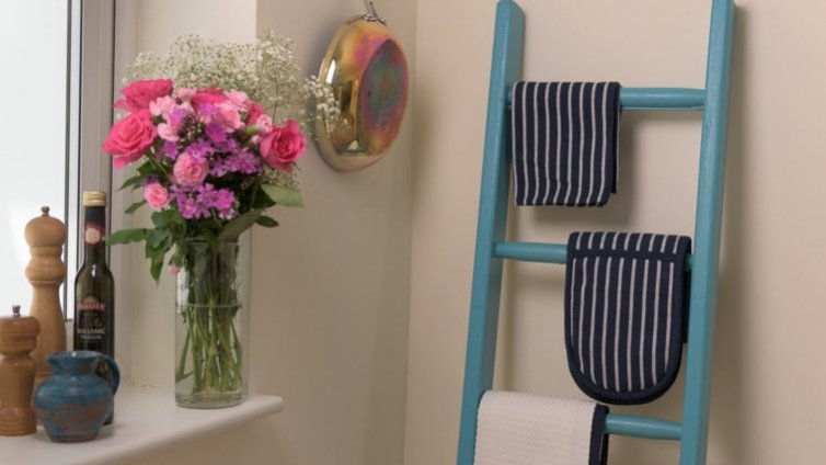 Прозорецът е моята врата… Семейство със стълба – съседските абсурди