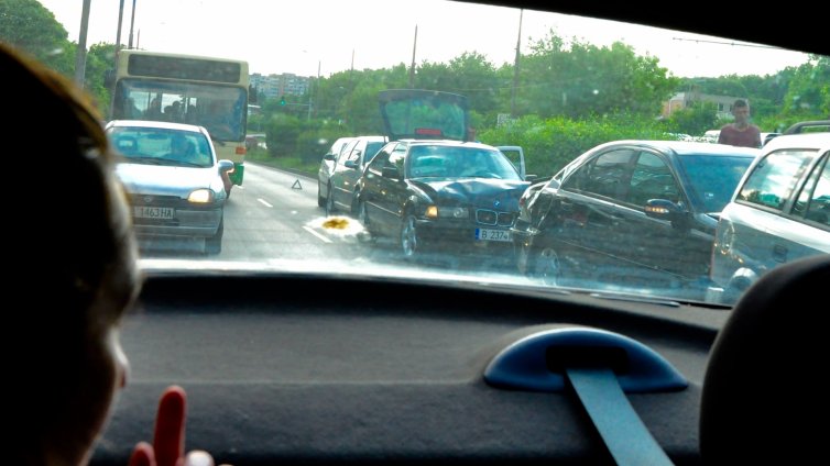 Верижна катастрофа блокира булевард Трети март във Варна (СНИМКИ)