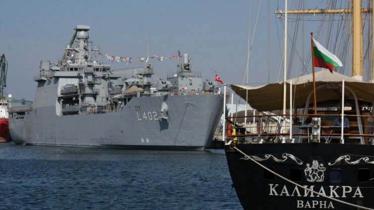 Турски военен кораб акостира във Варненския залив