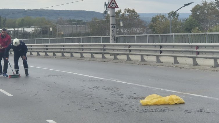 Разпилени пирони блокираха движението на Аспаруховия мост