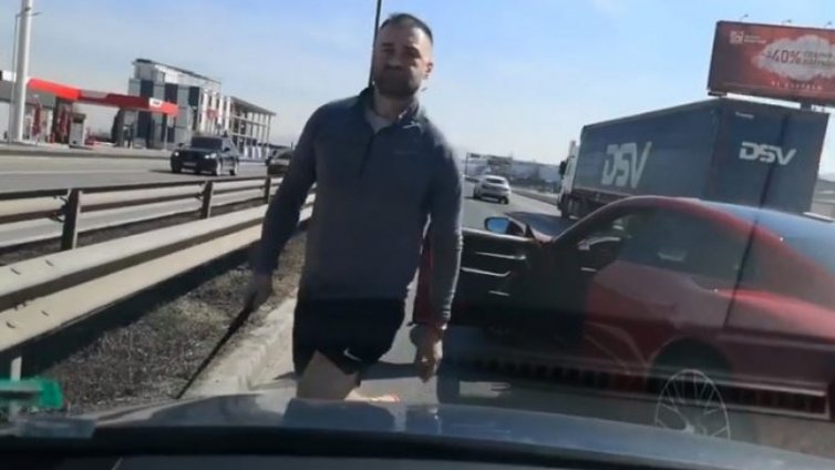 С палка... Бесен водач на скъпо "Порше" хукна на саморазправа 