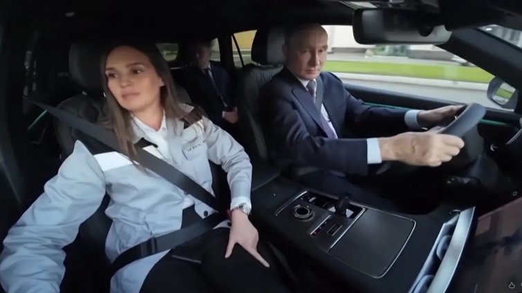 Путин седна зад волана и подкара новата &bdquo;Волга&ldquo; ВИДЕО